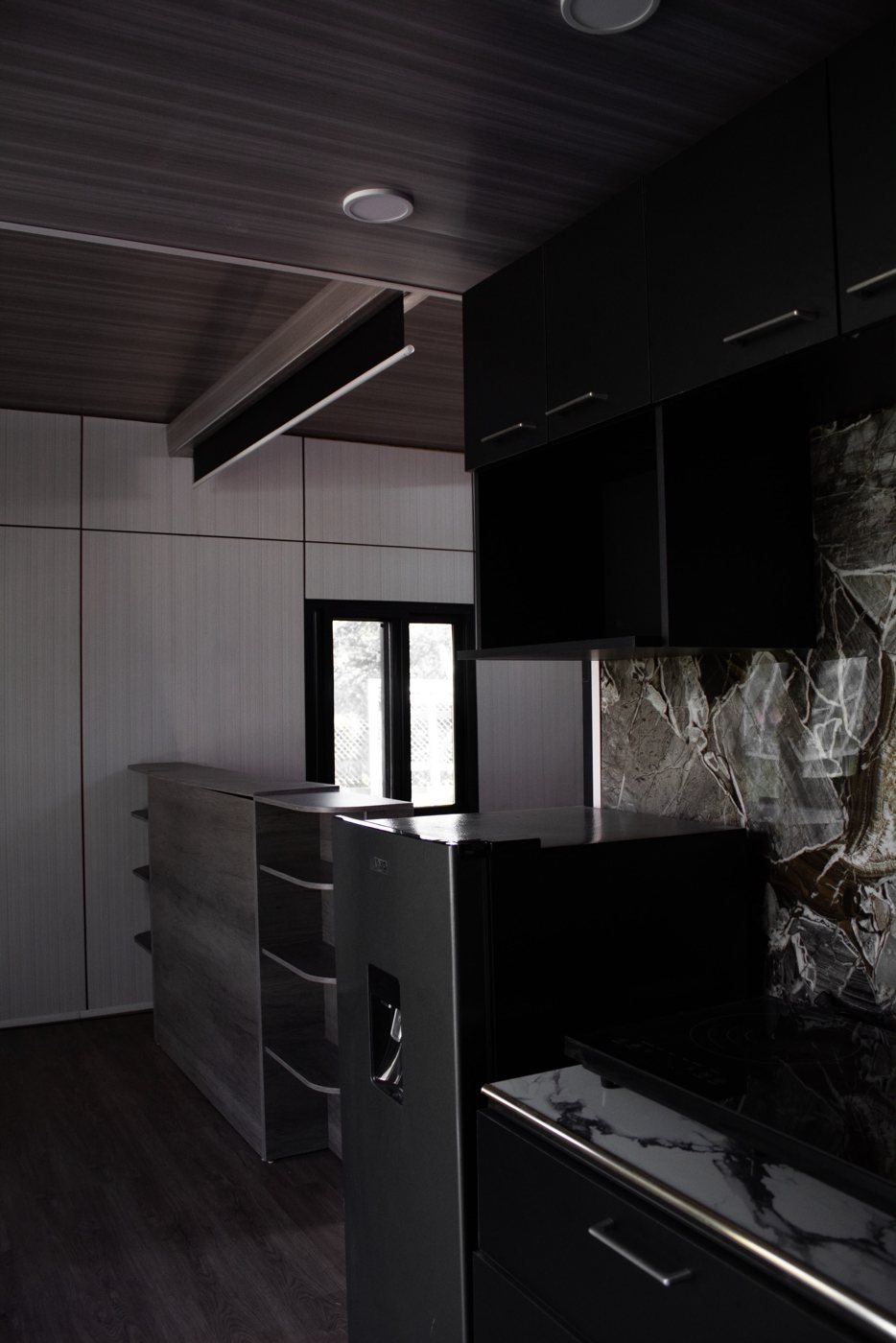 Cocina en acabado negro y mármol