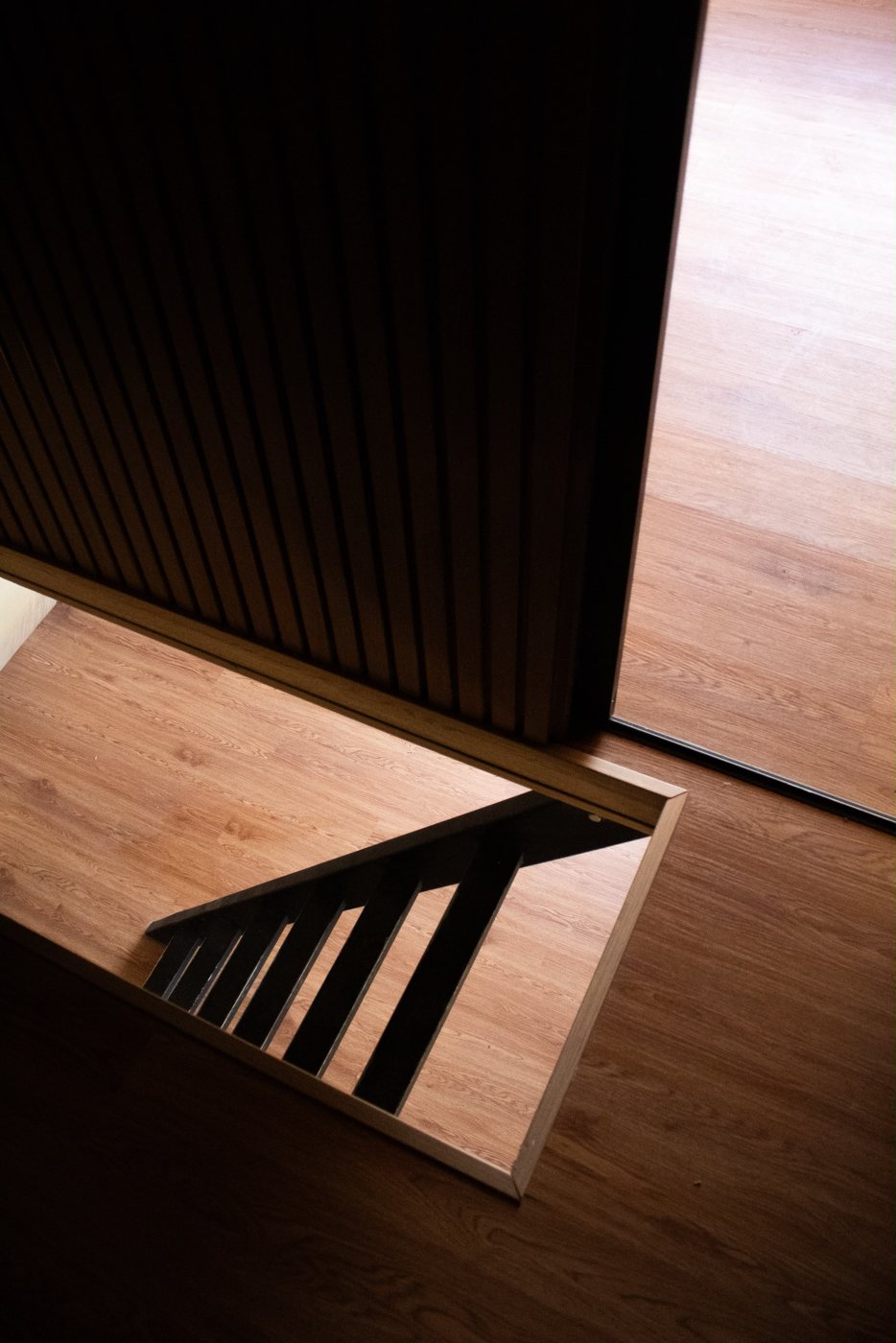 Detalle de escalera y lambrín en cabaña Renovva 4U